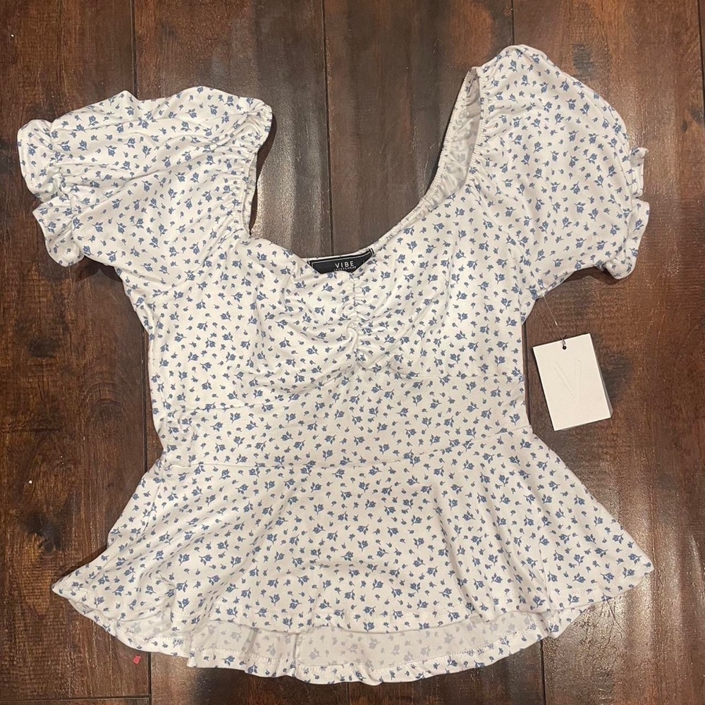 Cute aesthetic flower top!! ON SALE NOWW!!
